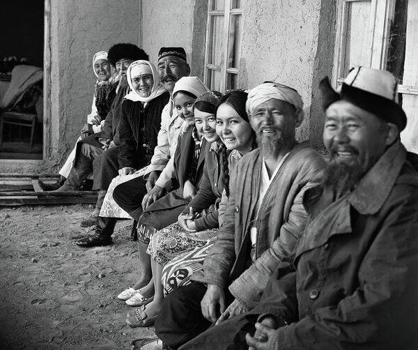 Это фото было снято в 1972 году в Оше во время съемок фильма Улица Геннадия Базарова. В кадре запечатлены известные и начинающие актеры того времени. - Sputnik Кыргызстан
