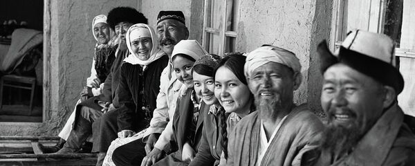 Это фото было снято в 1972 году в Оше во время съемок фильма Улица Геннадия Базарова. В кадре запечатлены известные и начинающие актеры того времени. - Sputnik Кыргызстан