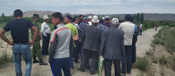 Недовольство людей на кыргызско-таджикской границе в селе Кара-Бак Недовольство людей на кыргызско-таджикской границе в селе Кара-Бак - Sputnik Кыргызстан