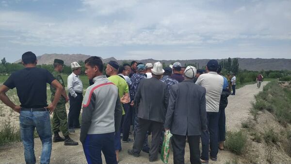 Недовольство людей на кыргызско-таджикской границе в селе Кара-Бак - Sputnik Кыргызстан