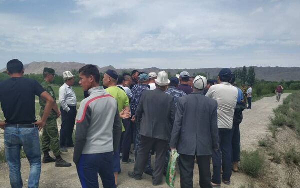 В селе Кара-Бак на кыргызско-таджикской границе собрались местные жители с требованием выставить военнослужащих возле кладбища - Sputnik Кыргызстан