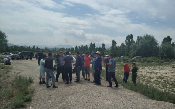 Со слов местных жителей, они направлялись на кладбище, чтобы похоронить односельчанина, но таджикистанские пограничники не пропустили их - Sputnik Кыргызстан