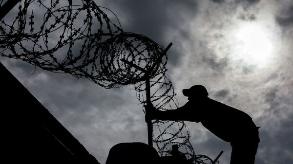 Силуэт мужчины у ограждении на границе. Архивное фото - Sputnik Кыргызстан