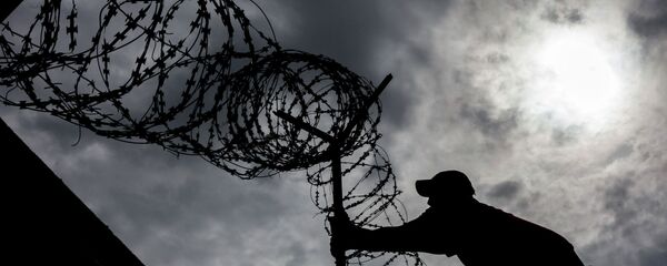 Зым тор орнотуп жаткан кызматкер. Архив - Sputnik Кыргызстан