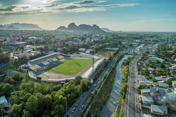 Анан кантип ири мелдештер өтөт... Көзгө басар спорттук объектилердин абалы Анан кантип ири мелдештер өтөт... Көзгө басар спорттук объектилердин абалы - Sputnik Кыргызстан