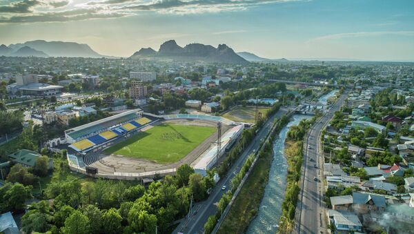  Вид на центральный стадион имени Ахматбека Суюмбаева с высоты города Ош. Архивное фото - Sputnik Кыргызстан