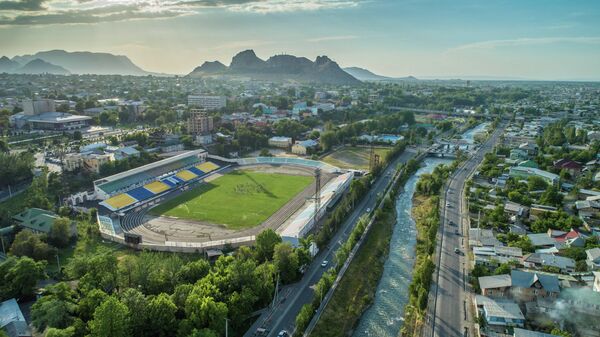  Вид на центральный стадион имени Ахматбека Суюмбаева с высоты города Ош. Архивное фото - Sputnik Кыргызстан