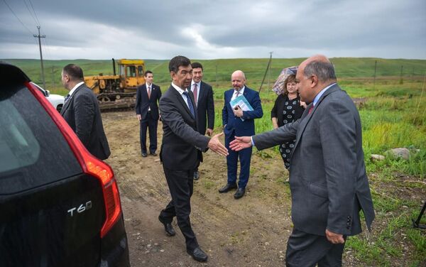 Мэр Бишкека Азиз Суракматов встретился с президентом Европейского банка реконструкции и развития (ЕБРР) Сумой Чакрабарти на водозаборе Орто-Алыш - Sputnik Кыргызстан