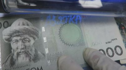Задержание с поличным сотрудницы Центра образования Октябрьского района Бишкека 