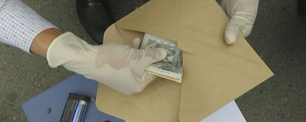 Задержание с поличным сотрудницы Центра образования Октябрьского района Бишкека  - Sputnik Кыргызстан