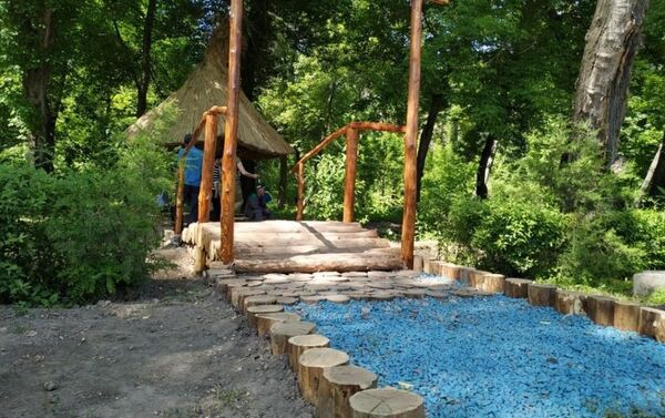 В нижней части парка установлены две трехметровые хижины из камыша, которые соединены дорожкой из спилов сухостойных деревьев. - Sputnik Кыргызстан