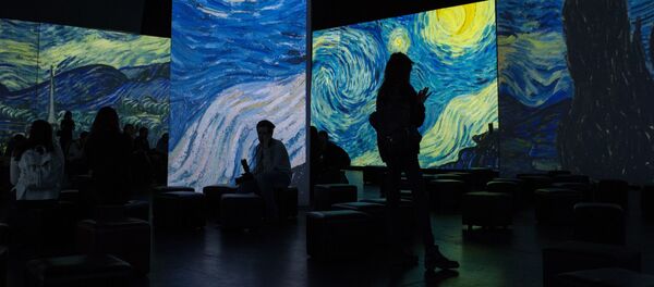 Посетители на открытии мультимедийной выставки От Моне до Малевича. Великие модернисты. Архивное фото - Sputnik Кыргызстан