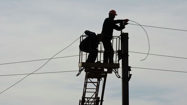 Работники ремонтирует линии электропередач. Архивное фото - Sputnik Кыргызстан