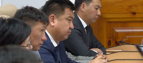 Эми картошка кабинетке келбесин! Абылгазиевдин Нурбек Мурашевди зекиген видеосу Эми картошка кабинетке келбесин! Абылгазиевдин Нурбек Мурашевди зекиген видеосу - Sputnik Кыргызстан