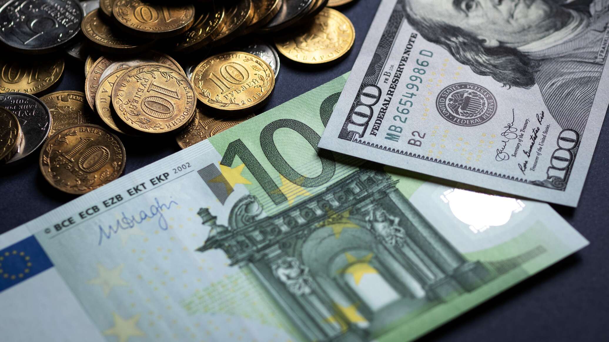 Доллар евро российский. Доллар и евро. Евро валюта. Иностранная валюта. Валюта доллар евро.