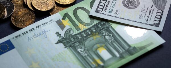 Российские рубли и купюры американских долларов и Европейского Союза. Архивное фото - Sputnik Кыргызстан