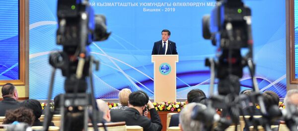 Президент Кыргызстана Сооронбай Жээнбеков выступает на медиафоруме стран ШОС Роль средств массовой информации в развитии Шанхайской организации сотрудничества в Бишкеке - Sputnik Кыргызстан