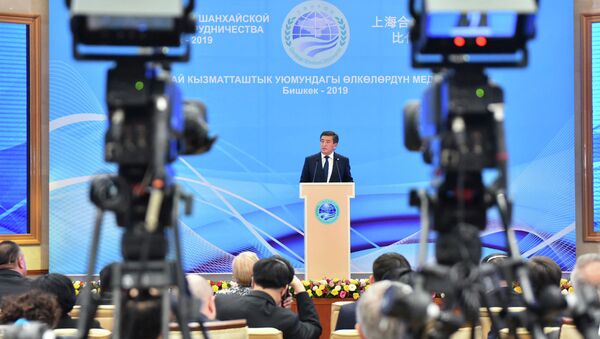 Президент Кыргызстана Сооронбай Жээнбеков выступает на медиафоруме стран ШОС Роль средств массовой информации в развитии Шанхайской организации сотрудничества в Бишкеке - Sputnik Кыргызстан