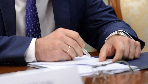 Чиновник во время работы над документами. Архивное фото - Sputnik Кыргызстан
