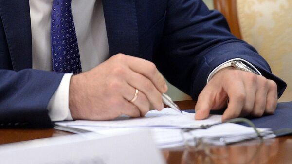 Чиновник во время подписи документа. Архивное фото - Sputnik Кыргызстан