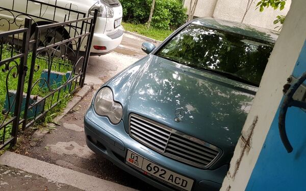 Этот водитель частенько нагло паркуется возле подъезда дома № 84 на улице Нарвской. - Sputnik Кыргызстан