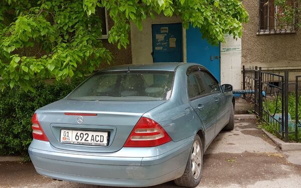 Этот водитель частенько нагло паркуется возле подъезда дома № 84 на улице Нарвской. - Sputnik Кыргызстан
