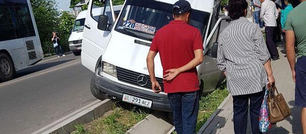 Столкновение маршрутки и легкового автомобиля в Бишкеке - Sputnik Кыргызстан