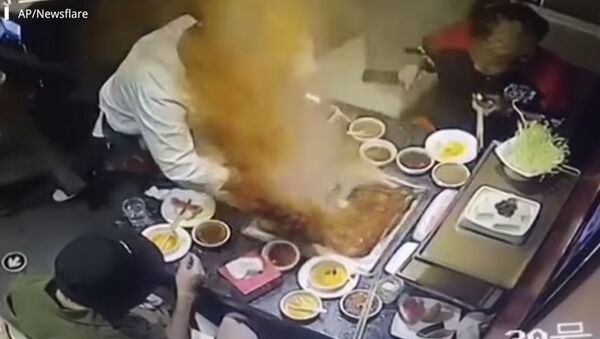Китаец уронил в горячий суп зажигалку и устроил взрыв. Видео - Sputnik Кыргызстан