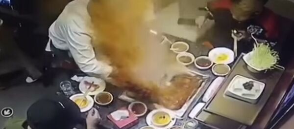 Китаец уронил в горячий суп зажигалку и устроил взрыв. Видео - Sputnik Кыргызстан