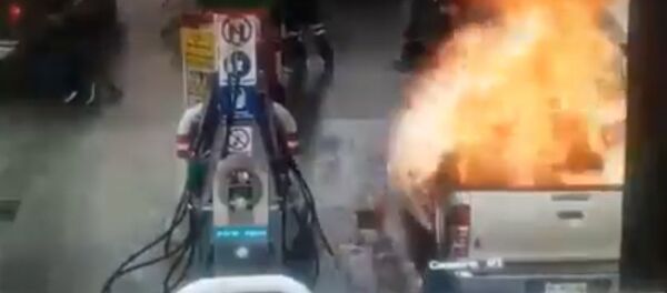 Кудай сактаптыр! Эркек киши аз жерден кызын өрттөп ала жаздады. Видео - Sputnik Кыргызстан