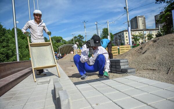 В указанном районе проводятся работы по замене брусчатки, реставрации мозаики, гранитной плитки, чистке каменных лестниц здания, удалению надписей и изображений на памятнике Манасу - Sputnik Кыргызстан