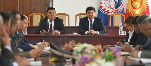 Премьер-министр КР Мухаммедкалый Абылгазиев в ходе рабочей поездки в Нарынскую область провёл совещание с руководителями местных  органов власти региона - Sputnik Кыргызстан