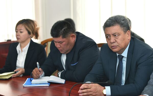 Он призвал их обеспечить все условия для развития предпринимательства, поддерживать граждан, желающих создать предприятия и рабочие места. - Sputnik Кыргызстан