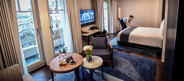 Мейманкананын номерин жыйнап жаткан кызматкер. Архив - Sputnik Кыргызстан