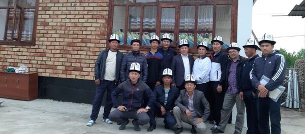 Постройка дома для малоимущей семьи в селе Кара-Кулджа Ошской области - Sputnik Кыргызстан