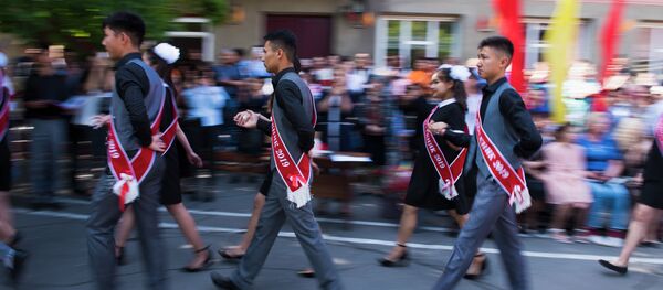 Выпускники на последнем звонке. Архивное фото Выпускники на последнем звонке. Архивное фото - Sputnik Кыргызстан