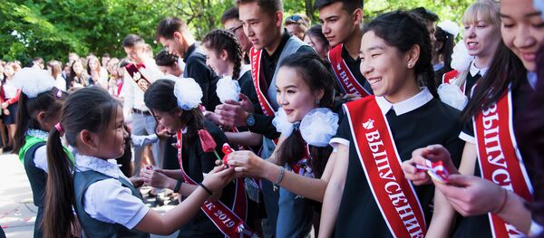 Учащиеся младших классов сделали будущим абитуриентам символичные подарки - Sputnik Кыргызстан