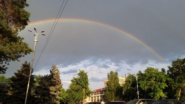 В небе над Бишкеком в субботу появилась двойная красивая радуга - Sputnik Кыргызстан