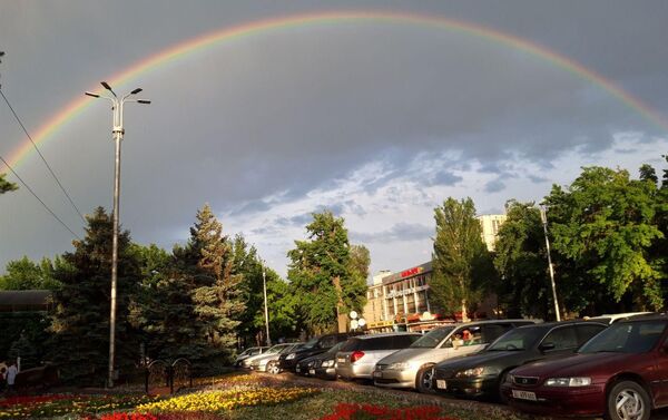 Вечером прошелся небольшой дождь после которого горожане смогли увидеть красивое явление над столицей. - Sputnik Кыргызстан