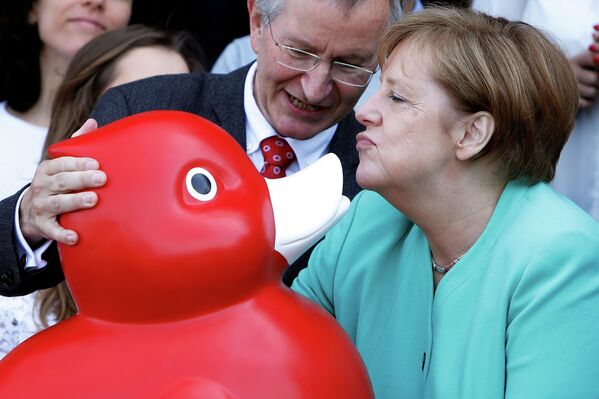 Посещение канцлера Германии Ангелы Меркель биотехнологической компании Centogene в Ростоке - Sputnik Кыргызстан