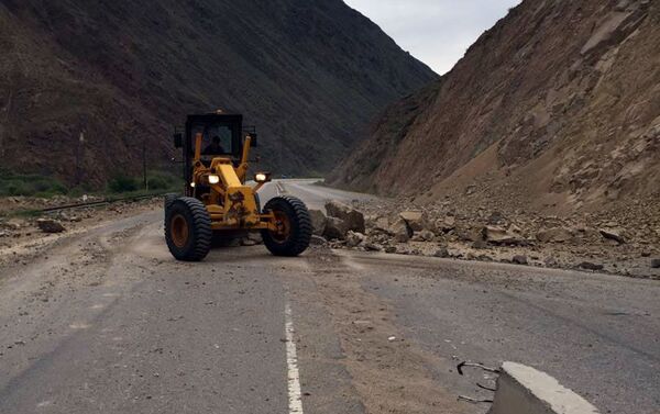 Камнепад сошел 26 мая примерно в 5:30 на 193-м километре автодороги Бишкек — Нарын — Торугарт. - Sputnik Кыргызстан