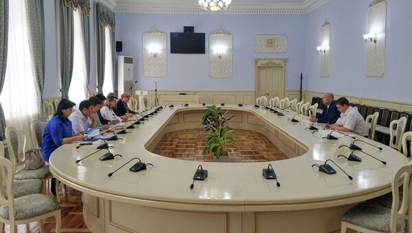 Встреча вице-премьер-министра Разакова с членами экспертной рабочей группы по мониторингу судебной системы - Sputnik Кыргызстан