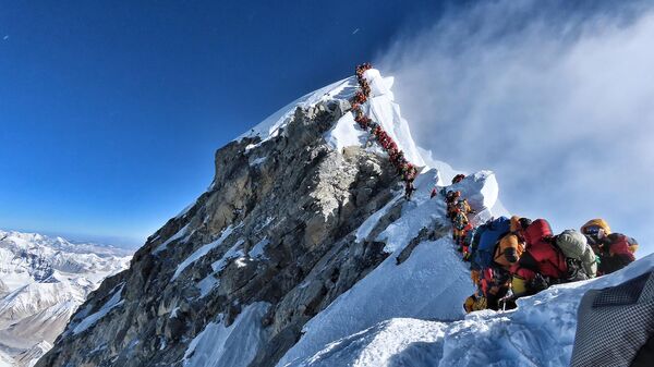 Альпинисттер Эвересттин чокусунда турушат. Архив - Sputnik Кыргызстан