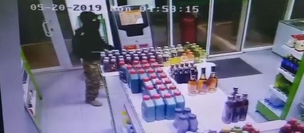 Үч жигит Бишкектеги май куюучу жайды тоноп кетти. Карактоонун видеосу - Sputnik Кыргызстан