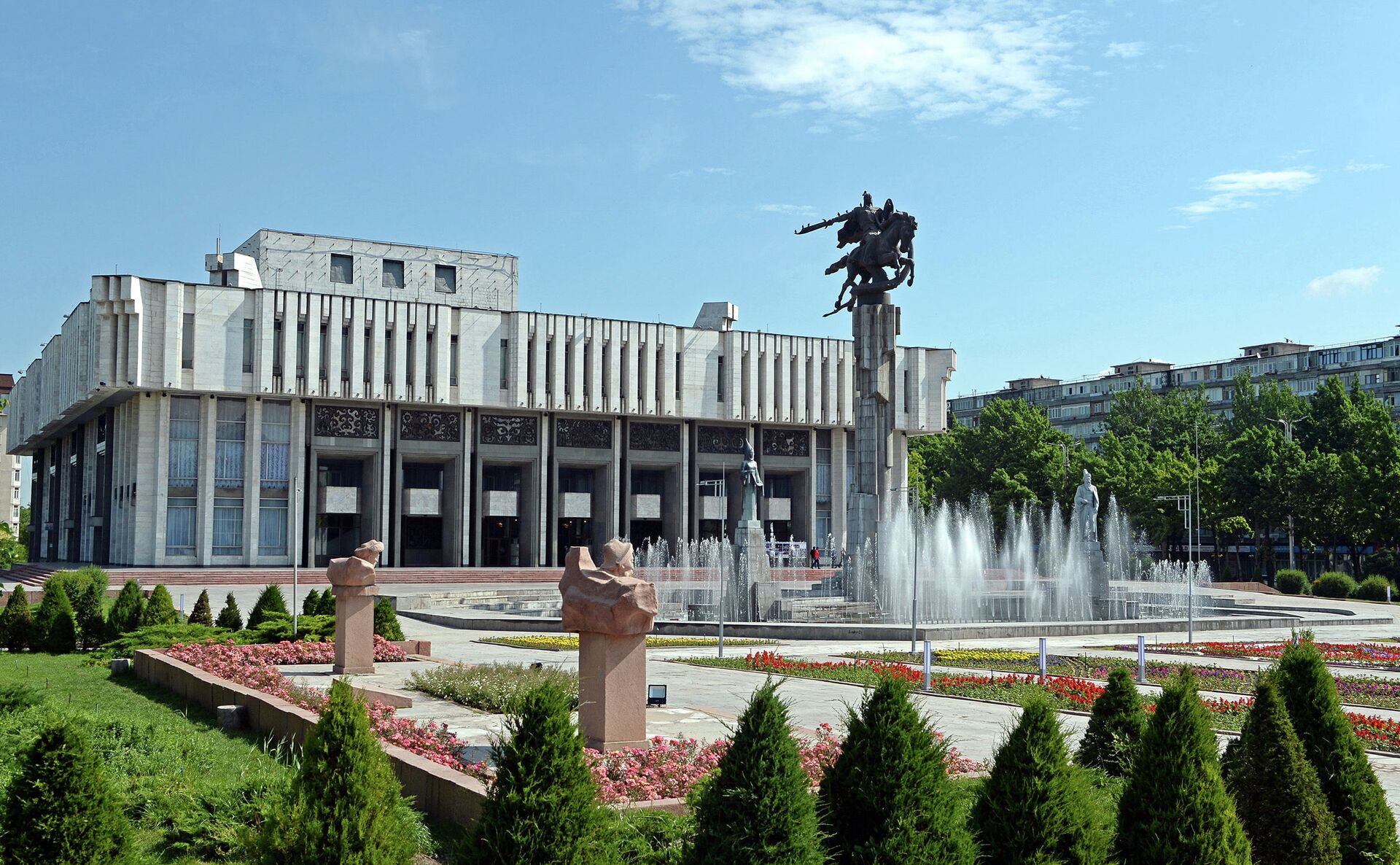 Президент Сооронбай Жээнбеков посетил Кыргызскую национальную филармонию в Бишкеке - Sputnik Кыргызстан, 1920, 29.05.2023