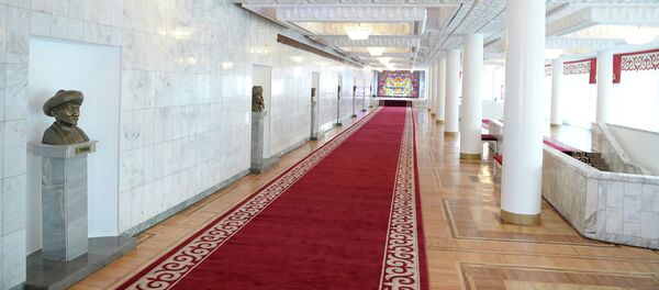 Президент Сооронбай Жээнбеков посетил Кыргызскую национальную филармонию в Бишкеке - Sputnik Кыргызстан