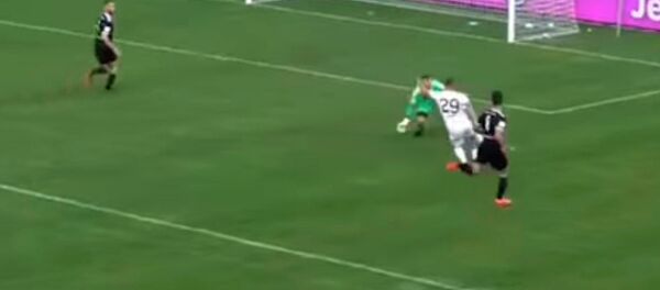 Футболист Виталий Люкс издевательски прокинул мяч между ног вратарю. Видео - Sputnik Кыргызстан