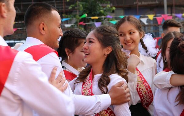 В некоторых районах учителям вручили почетные грамоты, а ученикам — похвальные листы и дипломы. - Sputnik Кыргызстан