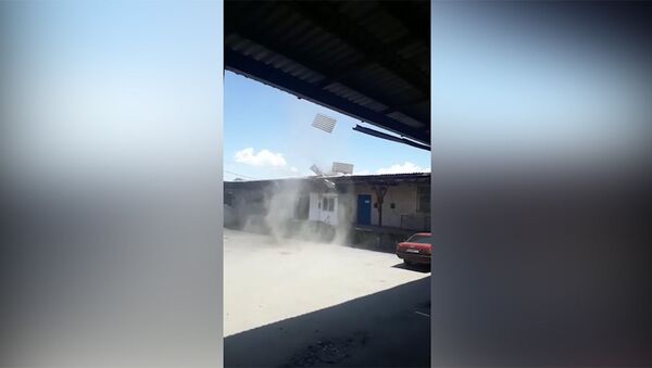 Смерч в Бишкеке попал на видео — повредил крыши и авто - Sputnik Кыргызстан
