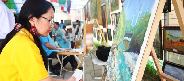 В Оше работают художники из 10 тюркоязычных стран, которые изображают на своих картинах южную столицу КР - Sputnik Кыргызстан